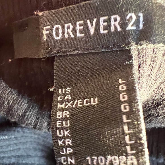 Alien Smiley Cropped Tee - Picture 6 of 6